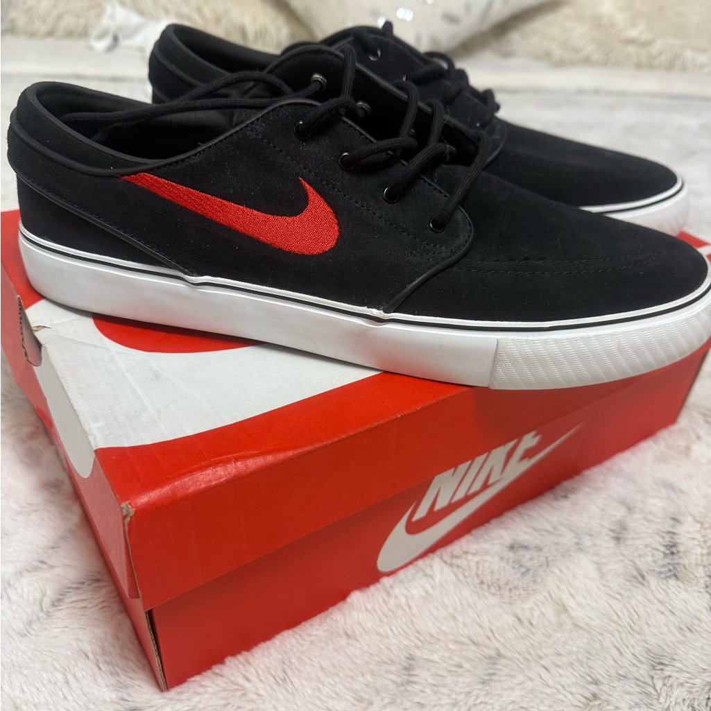 Nike Black And Red Sneakers Classic Skateboarding Design Nwot